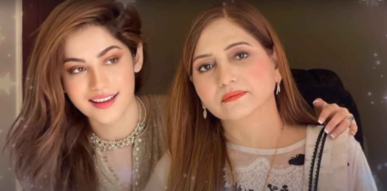 Neelam muneer with mother